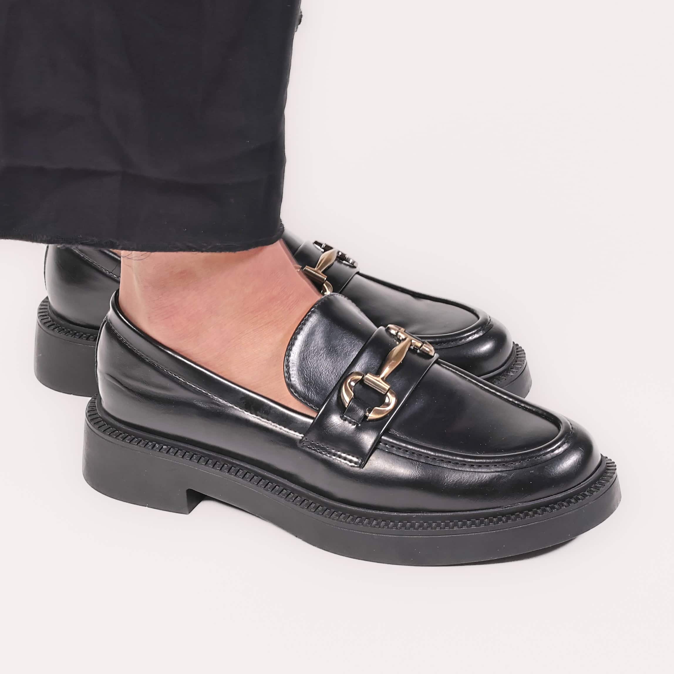 Louisa – Derbies Femmes en Noir.