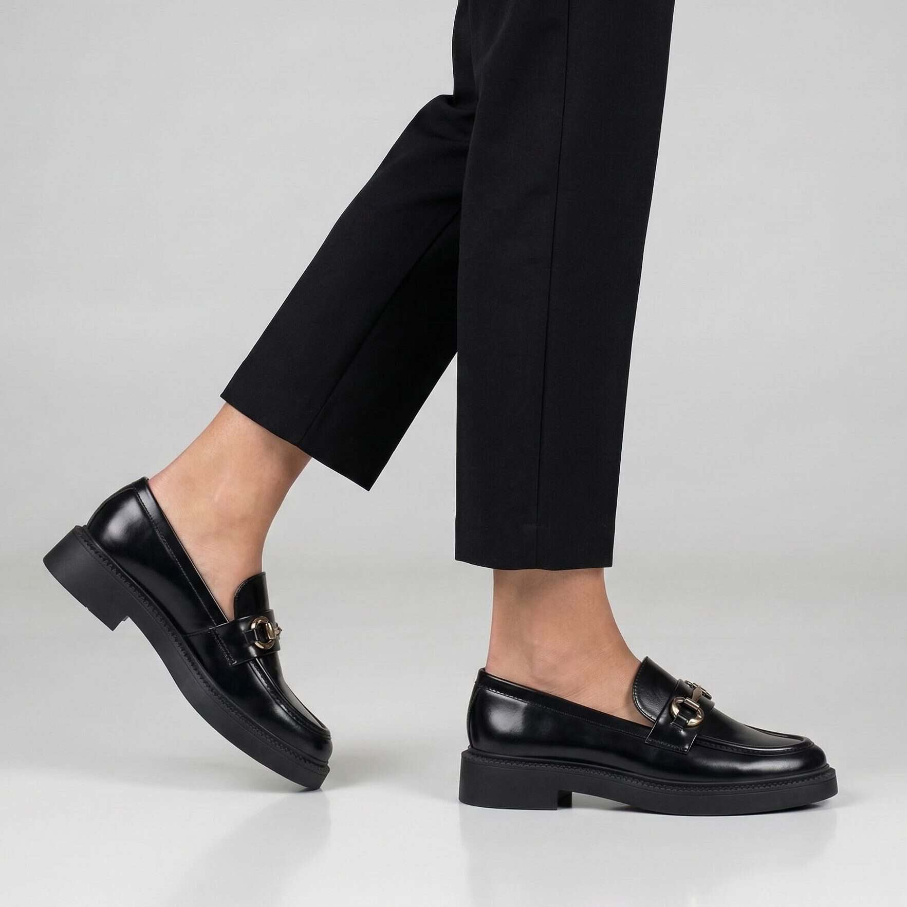 Louisa – Derbies Femmes en Noir.