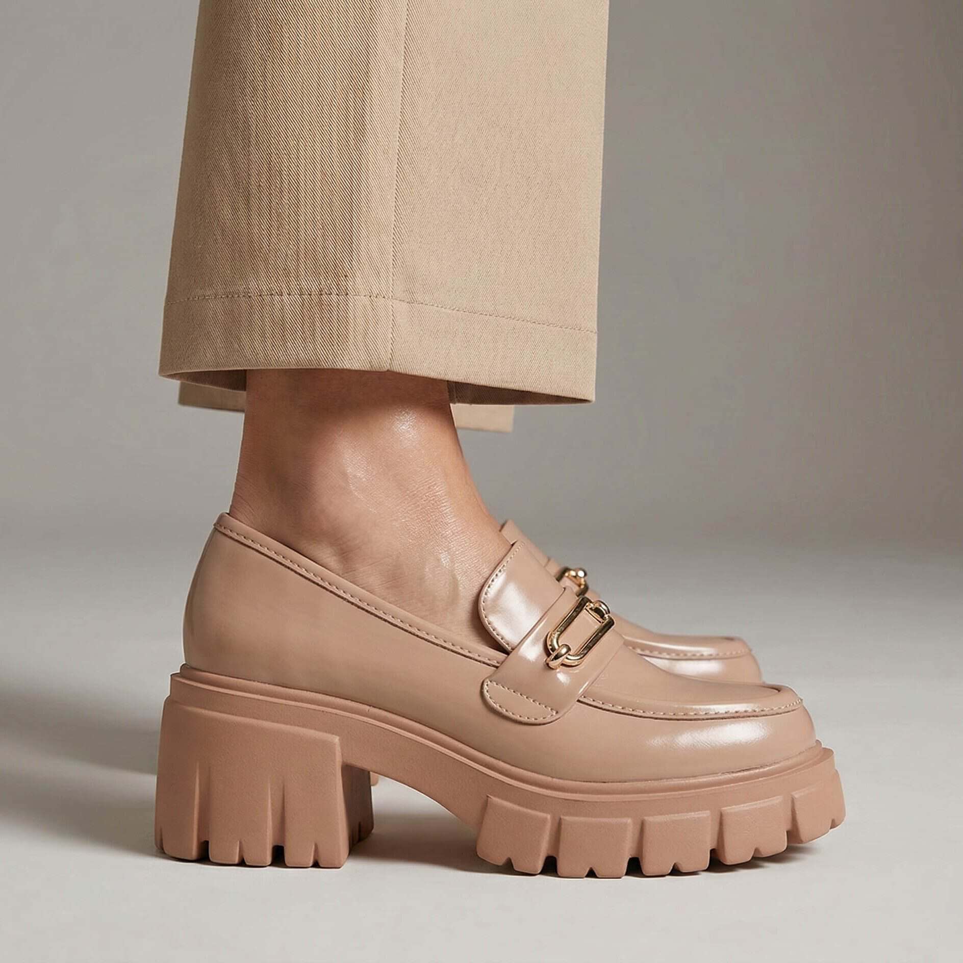 Lilas – Derbies à talon en Beige.