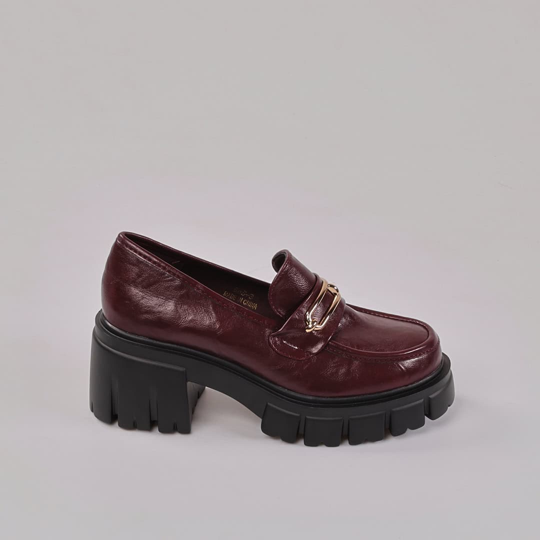 Lilas – Derbies à talon en Bordeau.