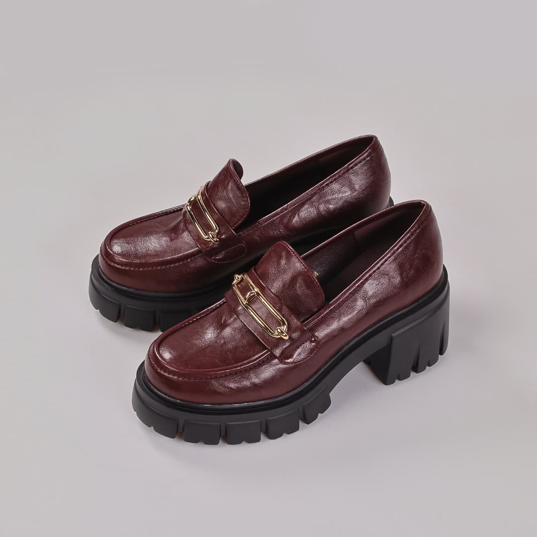 Lilas – Derbies à talon en Bordeau.