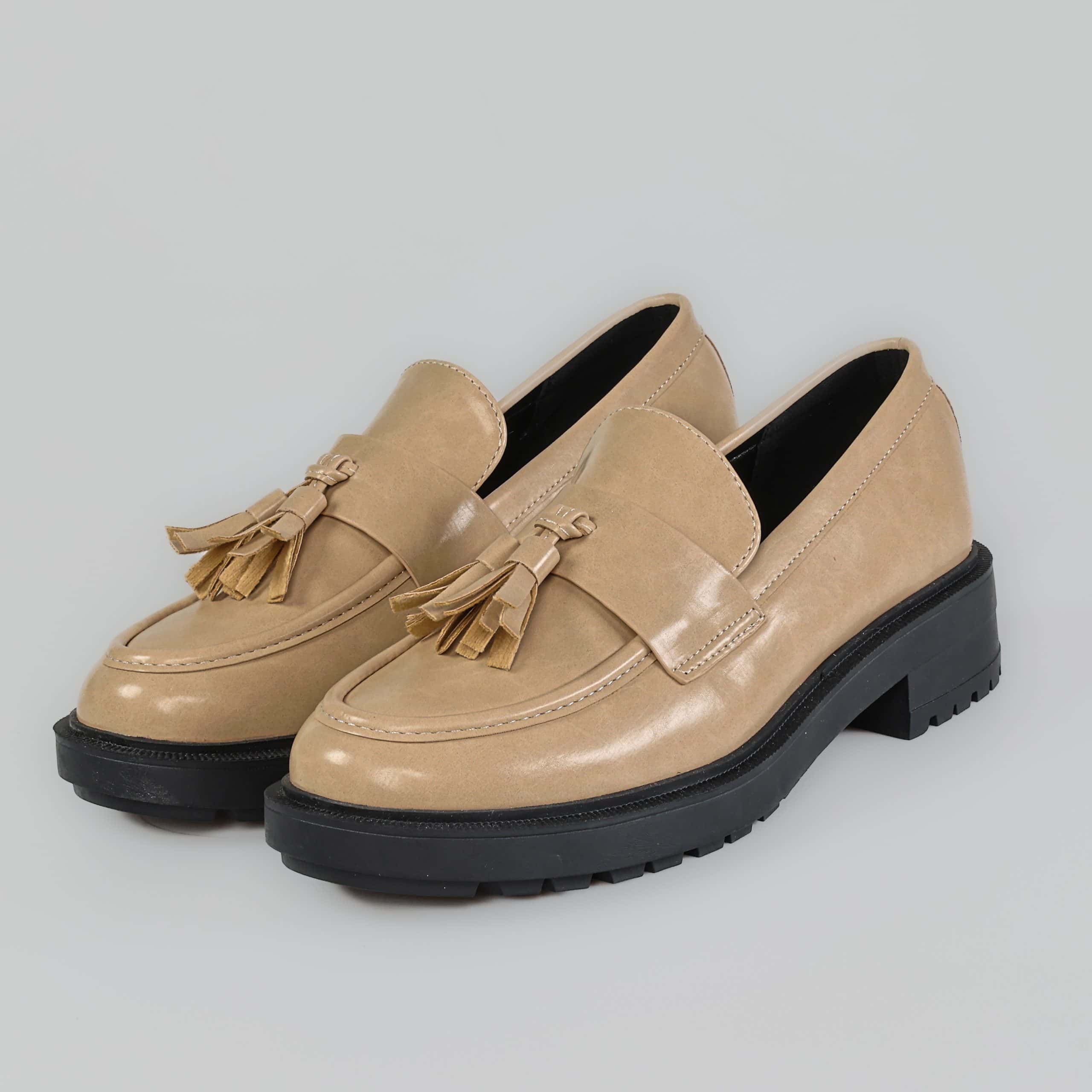TAMILA – Derbies Femmes en Beige.