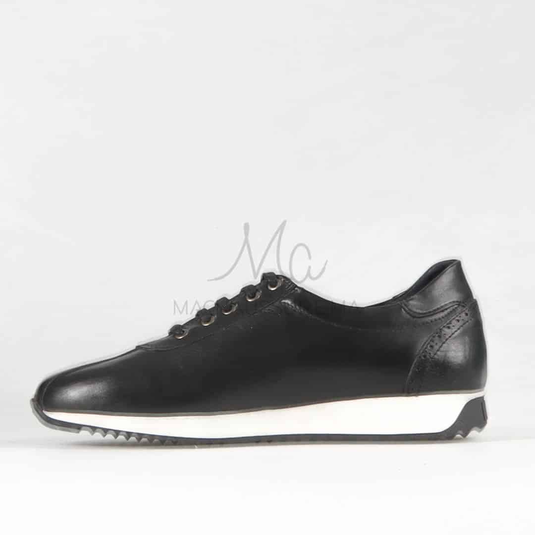 IOBATES - Baskets 100 %Cuir en Noir.
