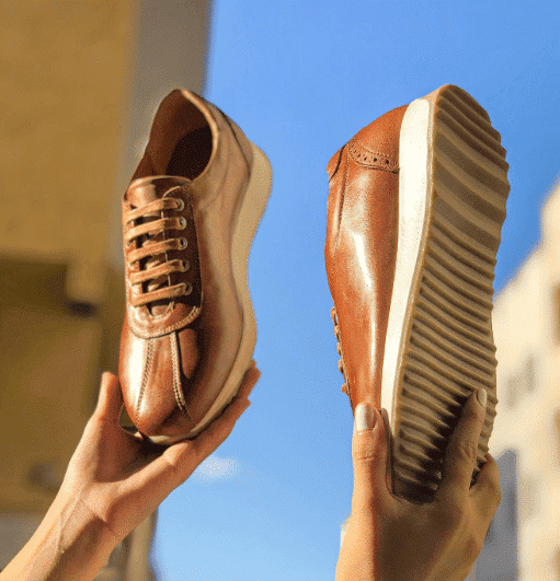 IOBATES - Baskets 100 %Cuir en Tabac.