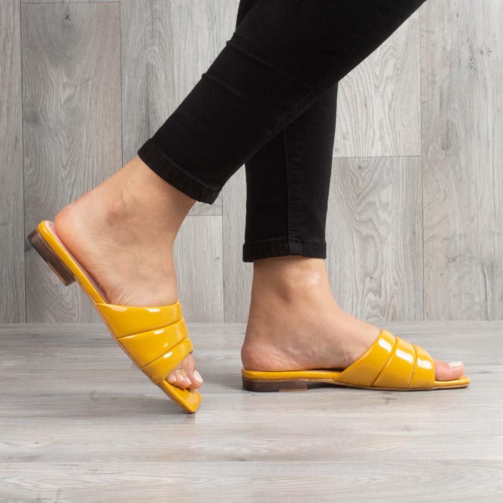 Puffy Steps - Sandales plates en Moutarde.