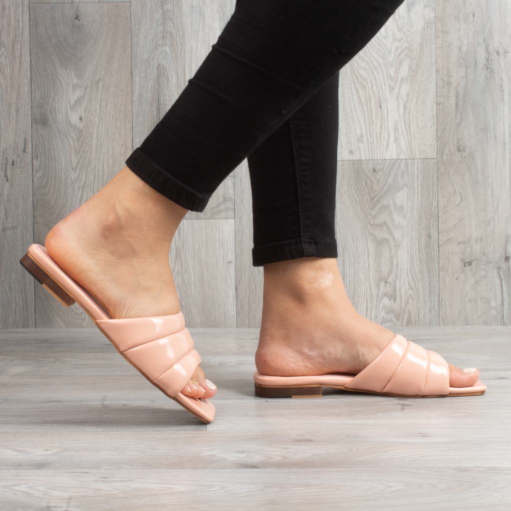 Puffy Steps - Sandales plates en Saumon.